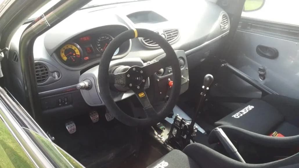 Poste de pilotage équipé d’un arceau, d’un baquet Sparco et d’un volant de compétition