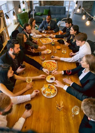 Équipe réunie autour d’une grande table lors d’un événement d’entreprise